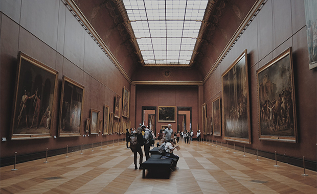 El Museo del Louvre, un museo público de arte enciclopédico: Interior Louvre Museum