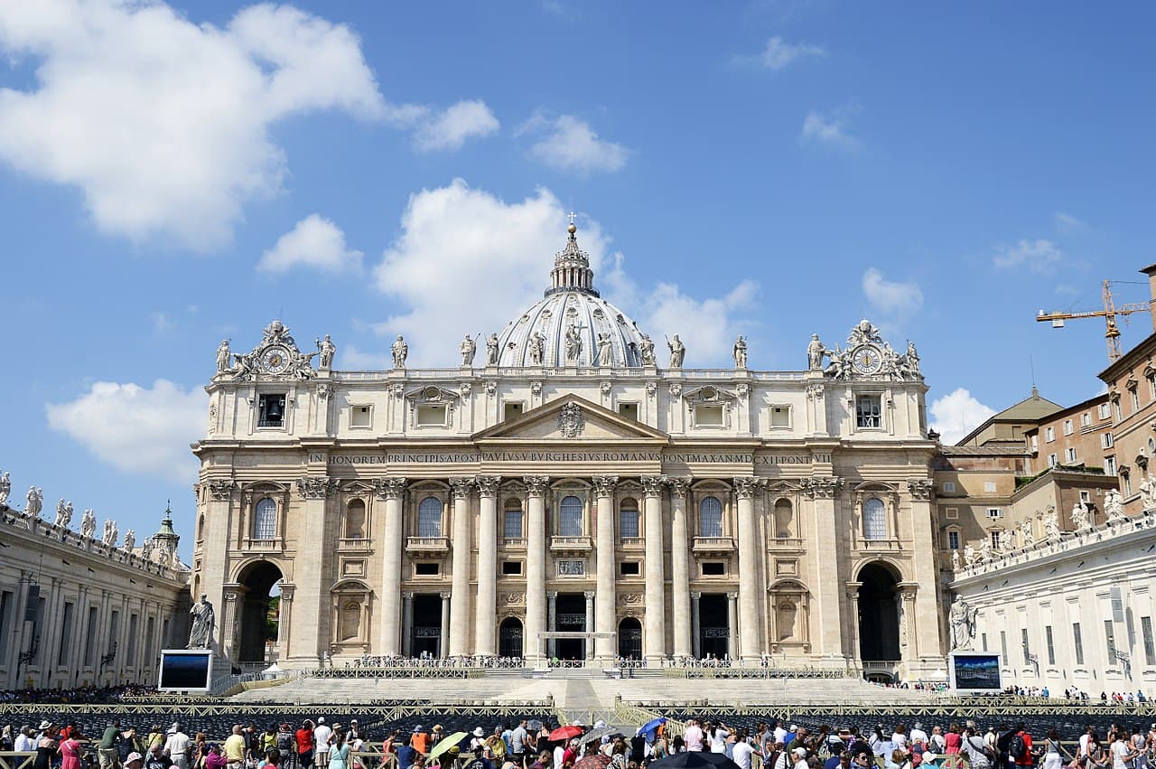 Los Templos e Iglesias donde rezar suele ser mucho más fascinante: Basílica de San Pedro, Vaticano en Roma